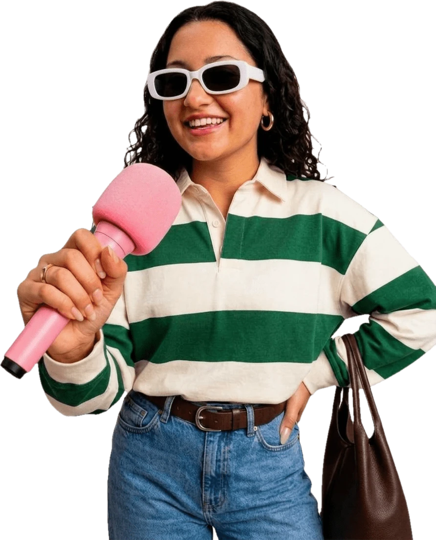 Yisel Moreno con micrófono de reportera